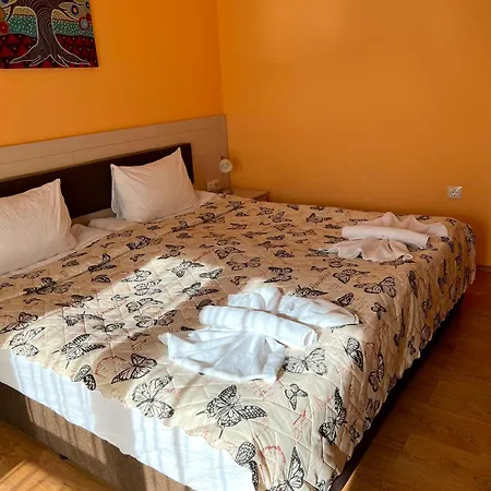 Petra- Medovo, Sunny בית הארחה